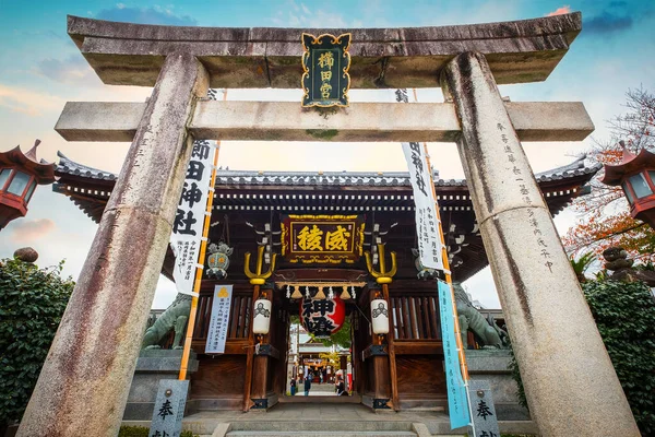 福岡市 2022年11月20日博多区の櫛田神社は 757年に設立され 太陽の女神アマテラスと海と嵐 雷と雷のスサノオの神に捧げられた神社 — ストック写真