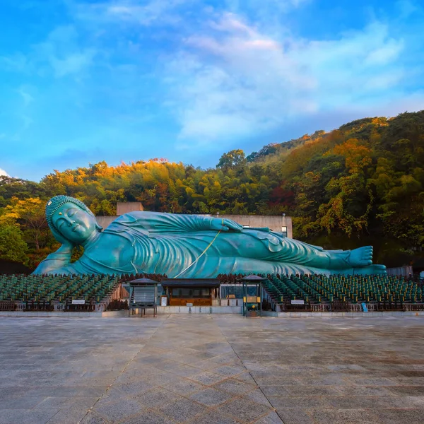 日本福冈的纳米动物寺庙是一座巨大的卧佛像 尼汉佐 的所在地 它声称是世界上最大的青铜雕像 — 图库照片