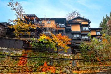 Japonya 'nın Kumamoto kentindeki Kurokawa Onsen, Japonya' nın en çekici kaplıca kentlerinden biridir. Kasabanın yolları ryokan, hamam, çekici dükkanlar ve kafelerle doludur.