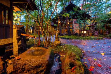 Japonya 'nın Kumamoto kentindeki Kurokawa Onsen, Japonya' nın en çekici kaplıca kentlerinden biridir. Kasabanın yolları ryokan, hamam, çekici dükkanlar ve kafelerle doludur.