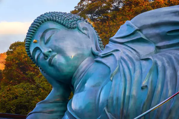 Японском Храме Нанзоин Фукуоке Находится Огромная Статуя Склоняющегося Будды Нехандзо — стоковое фото