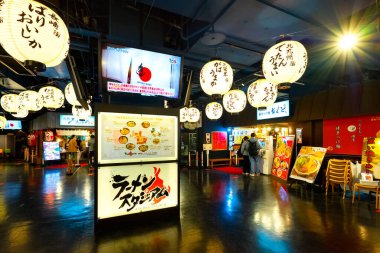 Fukuoka, Japonya - 21 Kasım 2022: Kanal Şehri 'nin beşinci katında yer alan Ramen Stadyumu, Kyushu ve Hokkaido arasında her türlü ramen içeren ramen restoranları