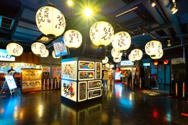 Fukuoka, Japonya - 21 Kasım 2022: Kanal Şehri 'nin beşinci katında yer alan Ramen Stadyumu, Kyushu ve Hokkaido arasında her türlü ramen içeren ramen restoranları
