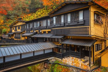 Japonya 'nın Kumamoto kentindeki Kurokawa Onsen, Japonya' nın en çekici kaplıca kentlerinden biridir. Kasabanın yolları ryokan, hamam, çekici dükkanlar ve kafelerle doludur.