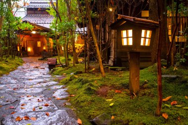 Japonya 'nın Kumamoto kentindeki Kurokawa Onsen, Japonya' nın en çekici kaplıca kentlerinden biridir. Kasabanın yolları ryokan, hamam, çekici dükkanlar ve kafelerle doludur.
