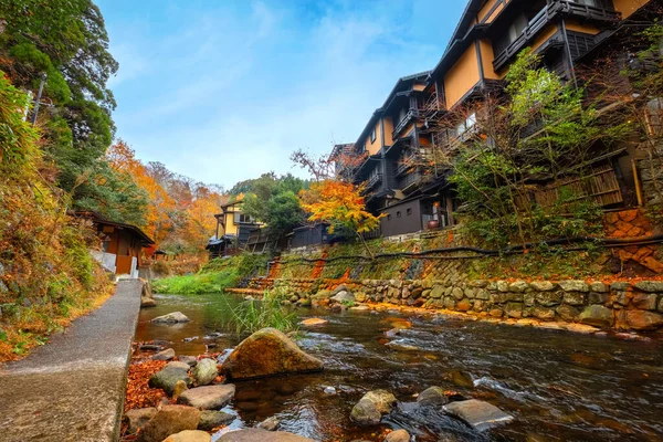 熊本県黒川温泉は日本で最も魅力的な温泉街の一つです 町の路地には旅館 魅力的なお店やカフェが並んでいます — ストック写真