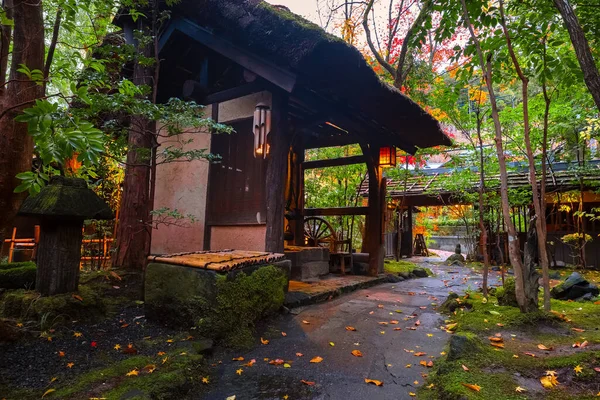 熊本県黒川温泉は日本で最も魅力的な温泉街の一つです 町の路地には旅館 魅力的なお店やカフェが並んでいます — ストック写真