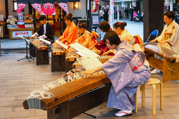 Kumamoto Japan Nov 2022 Oidentifierad Grupp Människor Utför Koto Traditionellt — Stockfoto