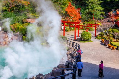 Beppu, Japonya - 25 Kasım 2022: Umi Jigoku kaplıcası, Beppu, Oita. Kasaba onsen (kaplıcaları) ile ünlüdür. Sekiz büyük jeotermal noktaya sahiptir ve 