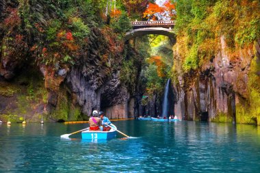 Miyazaki, Japonya - 24 Kasım 2022: Takachiho Vadisi, Gokase Nehri 'nin kıyısındaki kayadan geçen dar bir uçurum.