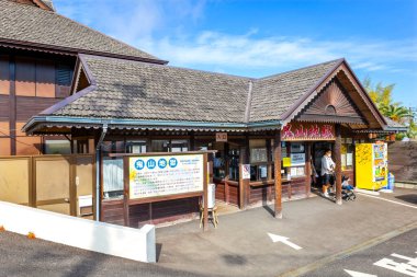 Beppu, Oita, Japonya 'da Oniyama Jigoku kaplıcaları. Kasaba onsen (kaplıcaları) ile ünlüdür. 8 büyük jeotermal noktaya sahiptir ve 