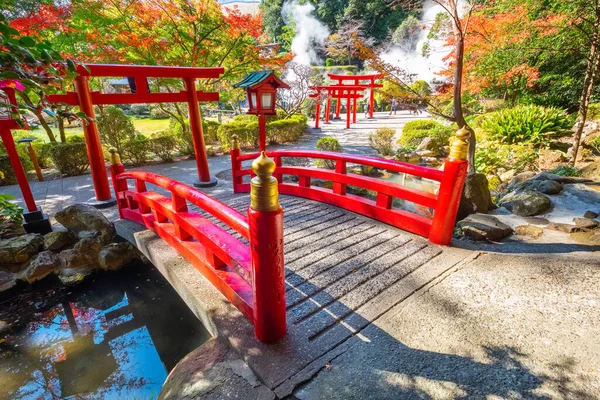 日本Oita州Beppu市Umi Jigoku温泉胜地的Hakuryu Inari Okami 白龙Inari Okami 圣地是日本最有名的温泉胜地之一 — 图库照片
