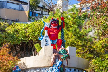 Beppu 'da Kamado Jigoku kaplıcası, Oita. Kasaba onsen (kaplıcaları) ile ünlüdür. 8 büyük jeotermal noktaya sahiptir ve 