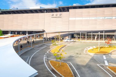 Kumamoto, Japonya - 24 Kasım 2022: Kumamoto İstasyonu, Kumamoto şehrinin Nishi-ku şehrinde bulunan ve Kyushu Demiryolu Şirketi tarafından işletilen ana demiryolu terminalidir.