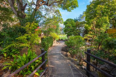 Shiraike Jigoku kaplıcası Beppu, Oita 'da. Kasaba onsen (kaplıcaları) ile ünlüdür. 8 büyük jeotermal noktaya sahiptir ve 