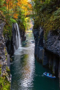 Takachiho Vadisi, Gokase Nehri 'nin kıyısındaki kayadan geçen dar bir uçurumdur. Güzel doğada kürek çekmek ve yürümek gibi turistler için bolca etkinlik vardır.