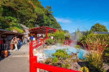 Beppu, Japonya - 25 Kasım 2022: Beppu, Oita 'da Kamado Jigoku kaplıcası. Kasaba onsen (kaplıcaları) ile ünlüdür. 8 büyük jeotermal noktaya sahiptir ve 