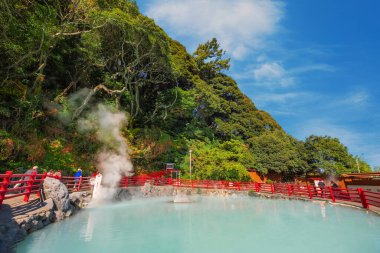 Beppu 'da Kamado Jigoku kaplıcası, Oita. Kasaba onsen (kaplıcaları) ile ünlüdür. 8 büyük jeotermal noktaya sahiptir ve 