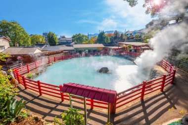 Beppu 'da Kamado Jigoku kaplıcası, Oita. Kasaba onsen (kaplıcaları) ile ünlüdür. 8 büyük jeotermal noktaya sahiptir ve 