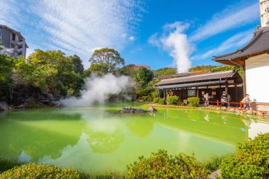 Shiraike Jigoku kaplıcası Beppu, Oita 'da. Kasaba onsen (kaplıcaları) ile ünlüdür. 8 büyük jeotermal noktaya sahiptir ve 