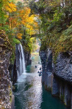 Takachiho Vadisi, Gokase Nehri 'nin kıyısındaki kayadan geçen dar bir uçurumdur. Güzel doğada kürek çekmek ve yürümek gibi turistler için bolca etkinlik vardır.