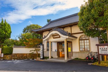 Shiraike Jigoku kaplıcası Beppu, Oita 'da. Kasaba onsen (kaplıcaları) ile ünlüdür. 8 büyük jeotermal noktaya sahiptir ve 