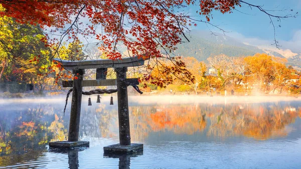 金輪湖の天祖神社は 由布岳の麓にある湯布院エリアの代表的な観光スポットの1つです — ストック写真