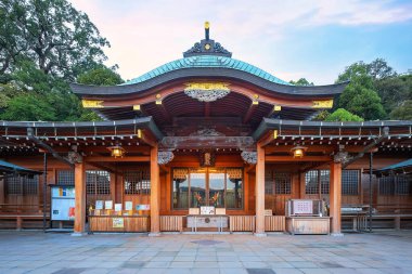 Suwa Tapınağı büyük bir Shinto tapınağıdır. Nagasaki 'deki Hristiyanlığı durdurmak ve geri döndürmek için bir yol olarak kurulmuştur.