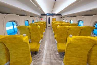 Saga, Japonya - 28 Kasım 2022: Nishi Kyushu Shinkansen (Kamome), Nagasaki 'yi Takeo-Onsen' e bağlar.