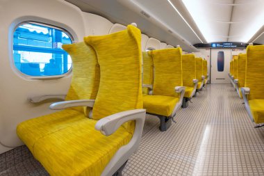 Saga, Japonya - 28 Kasım 2022: Nishi Kyushu Shinkansen (Kamome), Nagasaki 'yi Takeo-Onsen' e bağlar.