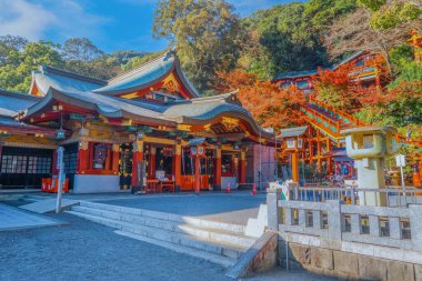 Kashima City 'deki Yutoku Inari tapınağı, Saga Bölgesi. Japonya 'nın Kyoto' daki Fushimi Inari ve Aichi 'deki Toyokawa Inari ile birlikte Inari' ye adanmış en iyi üç türbesinden biri olarak kabul edilir.
