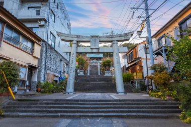 Suwa Tapınağı büyük bir Shinto tapınağıdır. Nagasaki 'deki Hristiyanlığı durdurmak ve geri döndürmek için bir yol olarak kurulmuştur.