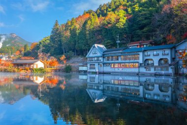 Kinrin Gölü, Yufu Dağı eteğinde yer alan Yufuin bölgesini gezen sembolik yerlerden biridir. Yaklaşık 400 metre çevresi olan küçük bir göldür..