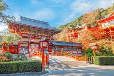 Kashima City 'deki Yutoku Inari tapınağı, Saga Bölgesi. Japonya 'nın Kyoto' daki Fushimi Inari ve Aichi 'deki Toyokawa Inari ile birlikte Inari' ye adanmış en iyi üç türbesinden biri olarak kabul edilir.
