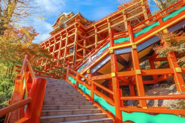 Kashima City 'deki Yutoku Inari tapınağı, Saga Bölgesi. Japonya 'nın Kyoto' daki Fushimi Inari ve Aichi 'deki Toyokawa Inari ile birlikte Inari' ye adanmış en iyi üç türbesinden biri olarak kabul edilir.