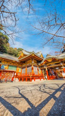 Kashima City 'deki Yutoku Inari tapınağı, Saga Bölgesi. Japonya 'nın Kyoto' daki Fushimi Inari ve Aichi 'deki Toyokawa Inari ile birlikte Inari' ye adanmış en iyi üç türbesinden biri olarak kabul edilir.