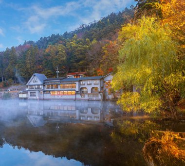 Kinrin Gölü, Yufu Dağı eteğinde yer alan Yufuin bölgesini gezen sembolik yerlerden biridir. Yaklaşık 400 metre çevresi olan küçük bir göldür..