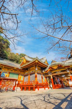 Kashima City 'deki Yutoku Inari tapınağı, Saga Bölgesi. Japonya 'nın Kyoto' daki Fushimi Inari ve Aichi 'deki Toyokawa Inari ile birlikte Inari' ye adanmış en iyi üç türbesinden biri olarak kabul edilir.