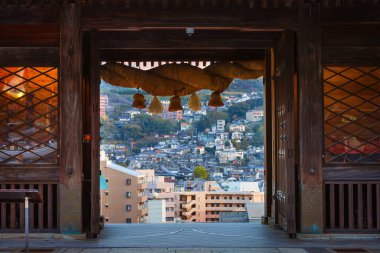 Suwa Tapınağı büyük bir Shinto tapınağıdır. Nagasaki 'deki Hristiyanlığı durdurmak ve geri döndürmek için bir yol olarak kurulmuştur.