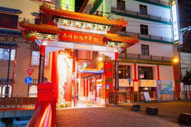 Shinchi Çin Mahallesi 15. yüzyılda kuruldu. Japonya 'nın üç Çin mahallesinden biri. Nagasaki Çin Mahallesi 'nin Çinli üyelerinin çoğu Fuzhounese soyundan geliyor.