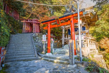 Kashima City 'deki Yutoku Inari tapınağı, Saga Bölgesi. Japonya 'nın Kyoto' daki Fushimi Inari ve Aichi 'deki Toyokawa Inari ile birlikte Inari' ye adanmış en iyi üç türbesinden biri olarak kabul edilir.