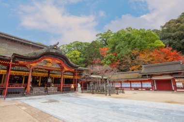 Dazaifu Tenmangu shgrine, Heian döneminin bilgini ve politikacısı Sugawara Michizane 'nin ruhuna adanmıştır.
