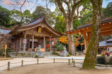 Dazaifu Tenmangu shgrine, Heian döneminin bilgini ve politikacısı Sugawara Michizane 'nin ruhuna adanmıştır.