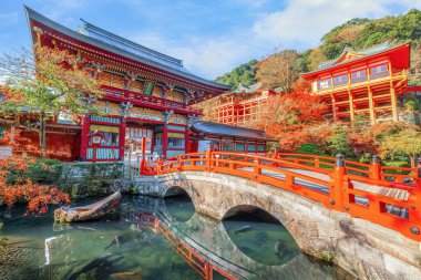 Kashima City 'deki Yutoku Inari tapınağı, Saga Bölgesi. Japonya 'nın Kyoto' daki Fushimi Inari ve Aichi 'deki Toyokawa Inari ile birlikte Inari' ye adanmış en iyi üç türbesinden biri olarak kabul edilir.