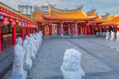 Kashima City 'deki Yutoku Inari tapınağı, Saga Bölgesi. Japonya 'nın Kyoto' daki Fushimi Inari ve Aichi 'deki Toyokawa Inari ile birlikte Inari' ye adanmış en iyi üç türbesinden biri olarak kabul edilir.