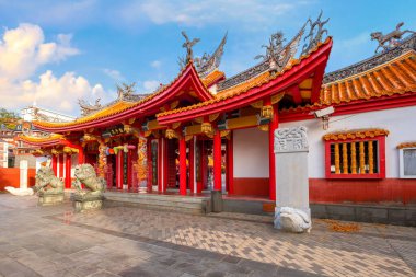 Kashima City 'deki Yutoku Inari tapınağı, Saga Bölgesi. Japonya 'nın Kyoto' daki Fushimi Inari ve Aichi 'deki Toyokawa Inari ile birlikte Inari' ye adanmış en iyi üç türbesinden biri olarak kabul edilir.