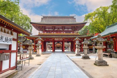 Dazaifu Tenmangu shgrine, Heian döneminin bilgini ve politikacısı Sugawara Michizane 'nin ruhuna adanmıştır.