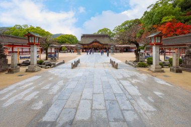 Dazaifu Tenmangu shgrine, Heian döneminin bilgini ve politikacısı Sugawara Michizane 'nin ruhuna adanmıştır.