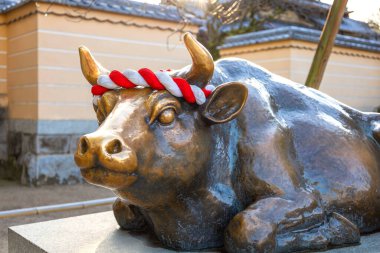 Dazaifu Tenmangu Goshingyu (Kutsal Öküz) insanların daha zeki olduklarına ve heykelin başını okşayarak bilgilerini genişlettiklerine inanılır.