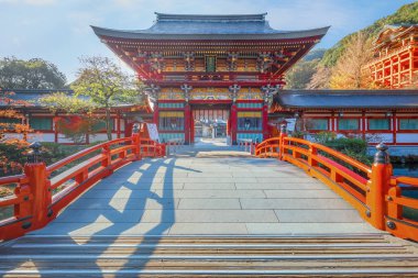 Kashima City 'deki Yutoku Inari tapınağı, Saga Bölgesi. Japonya 'nın Kyoto' daki Fushimi Inari ve Aichi 'deki Toyokawa Inari ile birlikte Inari' ye adanmış en iyi üç türbesinden biri olarak kabul edilir.